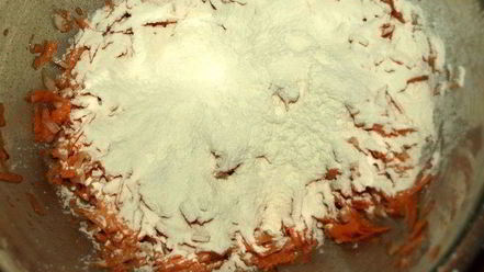 Рецепт морковных оладий на хрустящих крекерах с йогуртовым соусом