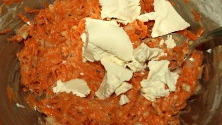 Рецепт морковных оладий на хрустящих крекерах с йогуртовым соусом