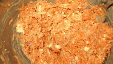 Рецепт морковных оладий на хрустящих крекерах с йогуртовым соусом