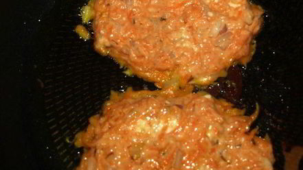 Рецепт морковных оладий на хрустящих крекерах с йогуртовым соусом