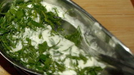 Рецепт морковных оладий на хрустящих крекерах с йогуртовым соусом