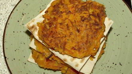 Рецепт морковных оладий на хрустящих крекерах с йогуртовым соусом