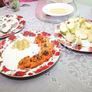 Рецепт Морковных оладий со сметанным соусом и виноградом