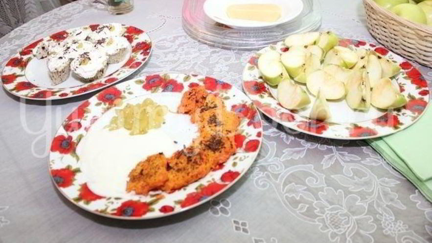 Рецепт морковных оладий со сметанным соусом и виноградом