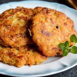 Рецепт Оладий из кабачков и сосисок на сковороде