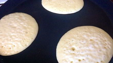 Рецепт оладий на кефире, жареные без масла