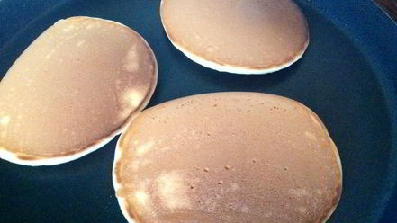 Рецепт оладий на кефире, жареные без масла