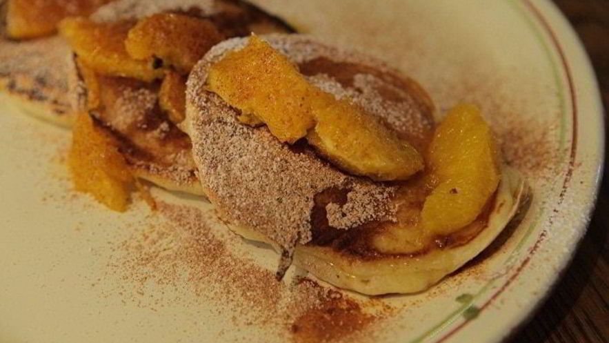 Рецепт оладий с апельсиновым соусом и корицей