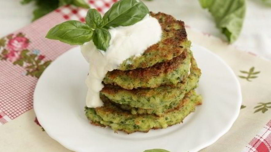 Рецепт оладий с брокколи и пармезаном