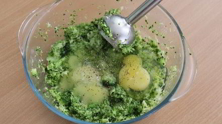 Рецепт оладий с брокколи и пармезаном