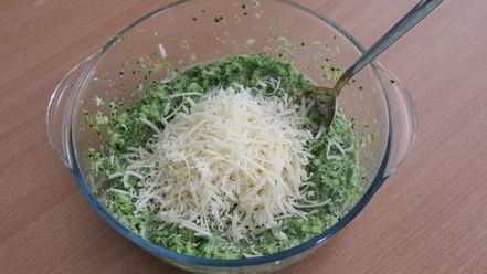 Рецепт оладий с брокколи и пармезаном