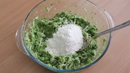 Рецепт оладий с брокколи и пармезаном