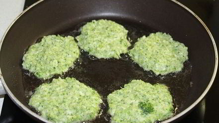 Рецепт оладий с брокколи и пармезаном