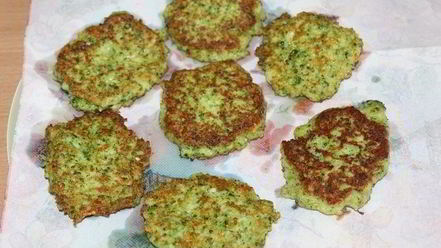 Рецепт оладий с брокколи и пармезаном