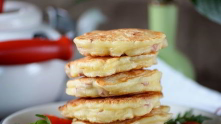 Рецепт оладий с колбасой и сыром