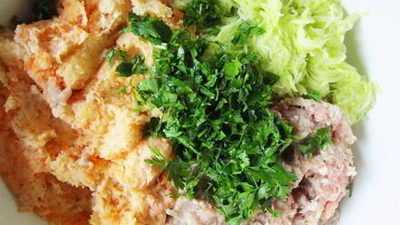 Рецепт овощных оладий с мясом