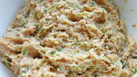 Рецепт овощных оладий с мясом