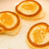 Пышные оладьи на кислом молоке без дрожжей