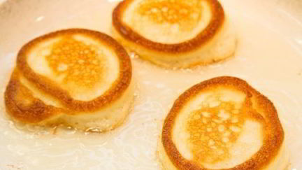 Рецепт Пышных оладий на кислом молоке без дрожжей