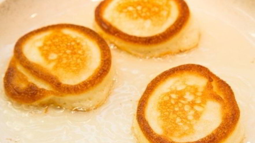 Рецепт пышных оладий на кислом молоке без дрожжей