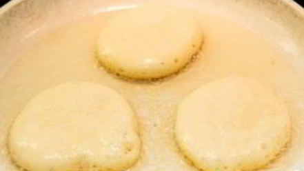 Рецепт пышных оладий на кислом молоке без дрожжей