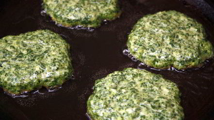 Рецепт зеленых оладий из шпината и брокколи