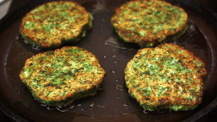 Рецепт зеленых оладий из шпината и брокколи