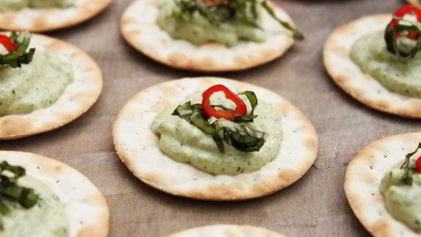 Рецепт Крекеров с кремом песто