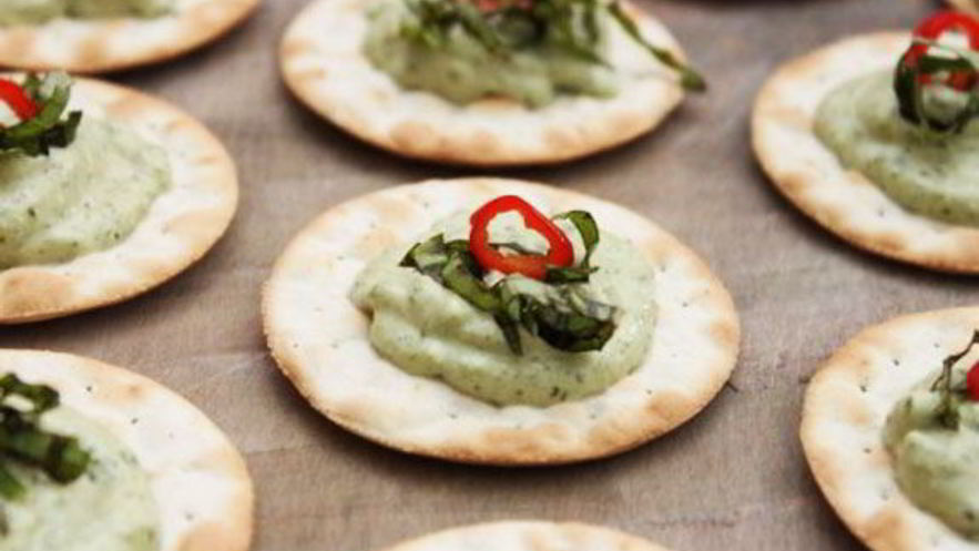 Рецепт крекеров с кремом песто