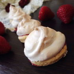 Рецепт Печенья-сабле с клубникой Летнее настроение