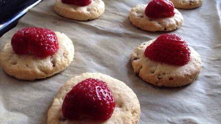 Рецепт печенья-сабле с клубникой летнее настроение