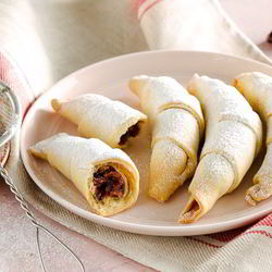 Рецепт Рогаликов с финиковой начинкой