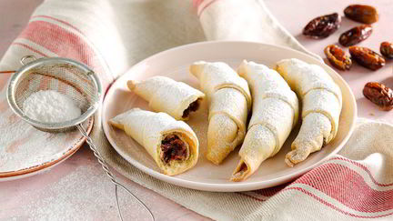 Рецепт Рогаликов с финиковой начинкой