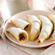 Рецепт Рогаликов с финиковой начинкой