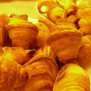 Рецепт Рогаликов с мармеладом из слоеного теста