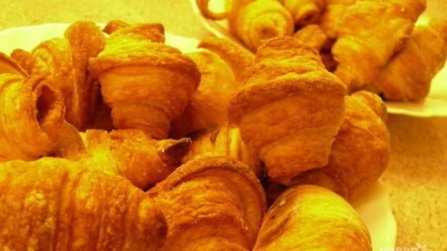 Рецепт рогаликов с мармеладом из слоеного теста