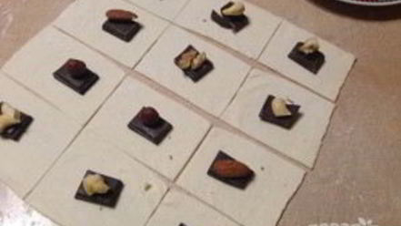 Рецепт слоеных печений с шоколадом и орехами