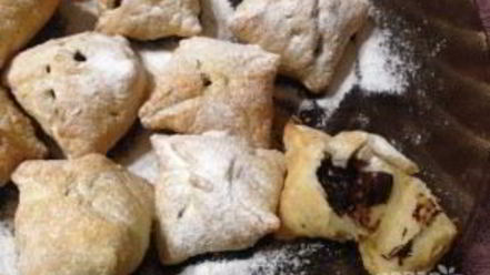 Рецепт слоеных печений с шоколадом и орехами