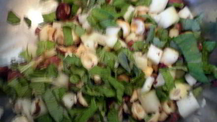 Рецепт грушевого пирога с мятой и фундуком