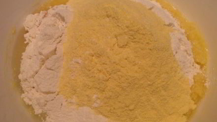 Рецепт кукурузного пирога с фруктами и орехами