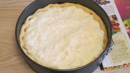 Рецепт манного пирога с фруктами