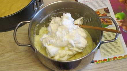 Рецепт манного пирога с фруктами