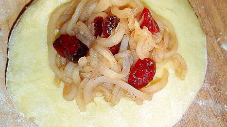 Рецепт нежнейшего порционного пирога с яблоками и вялеными вишнями