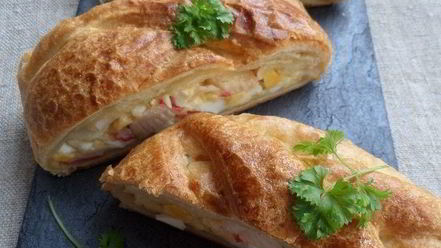 Рецепт пирога с крабовым мясом, яйцом и сыром