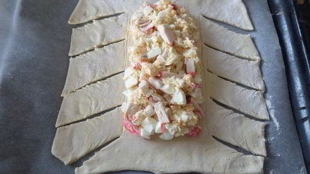 Рецепт пирога с крабовым мясом, яйцом и сыром