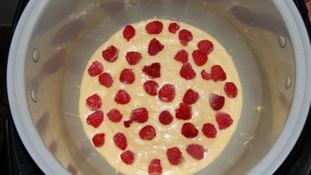 Рецепт пирога с малиной в мультиварке