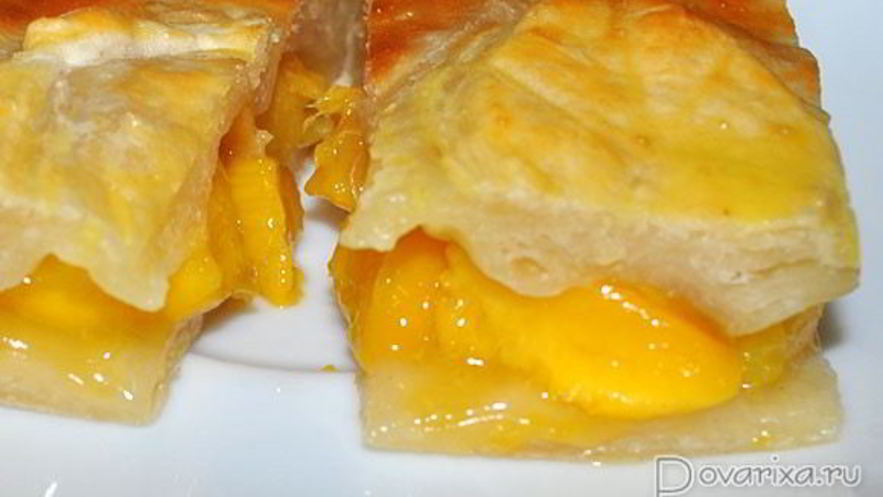 Рецепт пирога с персиками из слоеного теста