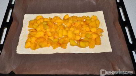 Рецепт пирога с персиками из слоеного теста