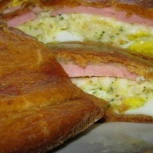 Рецепт Пирога с плавлеными сырками, колбасой и яйцом