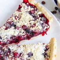 Постный пирог с черной смородиной